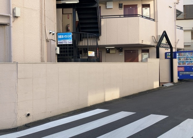 中庭（パティオ）とは、一つの建築物の内部に設けられた、壁などで囲われている庭のことを指します。コの字型、ロの字型が主流ですが、L字型の中庭もあります。最近では、インテリア性の高さからも人気があります。