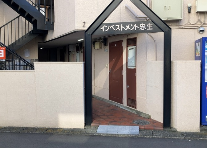 ラウンジは、マンションの共用スペースに椅子やテーブルなどを配置した利用者が寛げる空間です。屋内型ラウンジと屋外型ラウンジがあります。共用部分の管理状況と合わせて、詳細については現地でご確認ください。
