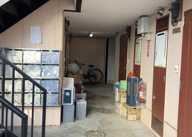 受付はマンションコンシェルジュがいる場合もあれば、管理人が滞在する小部屋を総称して呼ぶことがあります。主にエントランスに設置されていることから、防犯面でも期待ができます。防犯設備がない場合はより安心！