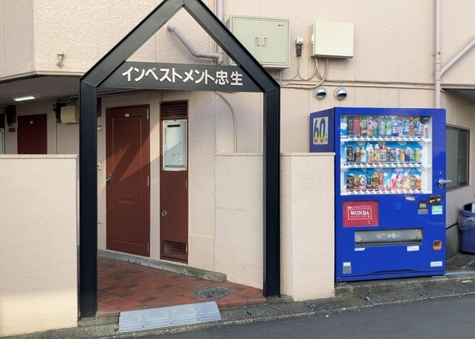 ロビーというと、エントランスと何がちがうの？と思いますよね。実はロビーとエントランスには明確な決まりはありません。物件によっては、エントランスを入って広がるある程度の広さのある空間がロビーとなります。