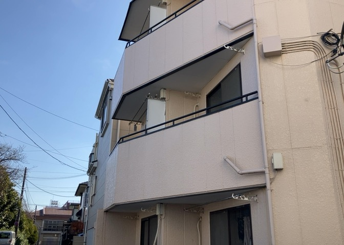 一般的なバルコニーは、奥行1.5ｍ程ですが、ワイルドバルコニーは2ｍまで広がっています。そのため洗濯物の間隔をあけ干すことができ、乾きやすいというメリットや、ガーデニングが楽しめる等の特徴があります。