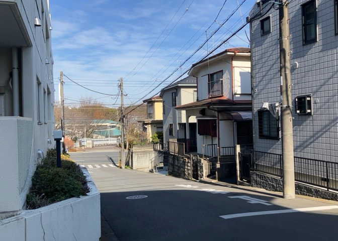 景色重視でお家選ぶをするとスーパーが遠い！学校が遠い！など生活をするうえで利便性で困ることもあります。まず一度現地を見学する際に、周辺の施設などがあるかを確認し、暮らし始めた後のことを想像しましょう。