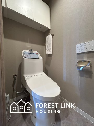 扉付収納付きで、トイレットペーパーのストックも収納出来ます。