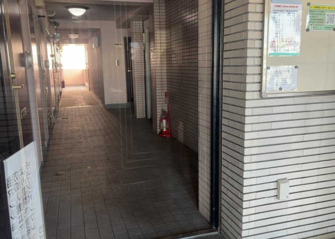 ラウンジは、マンションの共用スペースに椅子やテーブルなどを配置した利用者が寛げる空間です。屋内型ラウンジと屋外型ラウンジがあります。共用部分の管理状況と合わせて、詳細については現地でご確認ください。