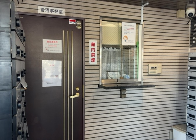 受付はマンションコンシェルジュがいる場合もあれば、管理人が滞在する小部屋を総称して呼ぶことがあります。主にエントランスに設置されていることから、防犯面でも期待ができます。防犯設備がない場合はより安心！