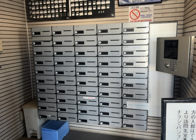 エントランス付近に設置されている集合ポストは、住んでいる部屋と離れているため、ポストをあさるなど誰かに何かされていても被害に気づきにくいです。入居する時には他人に特定されにくい番号で鍵をかけましょう！