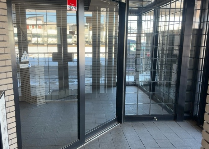 ロビーというと、エントランスと何がちがうの？と思いますよね。実はロビーとエントランスには明確な決まりはありません。物件によっては、エントランスを入って広がるある程度の広さのある空間がロビーとなります。