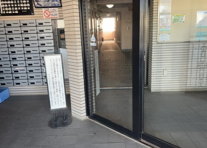 共用部分は、一棟の建物に住む区分所有者全員が共同で所有するとし、共用部分の管理、補修などは、区分所有者で形成される管理組合が行います。個人の判断で勝手に変更することはできませんので覚えておきましょう。