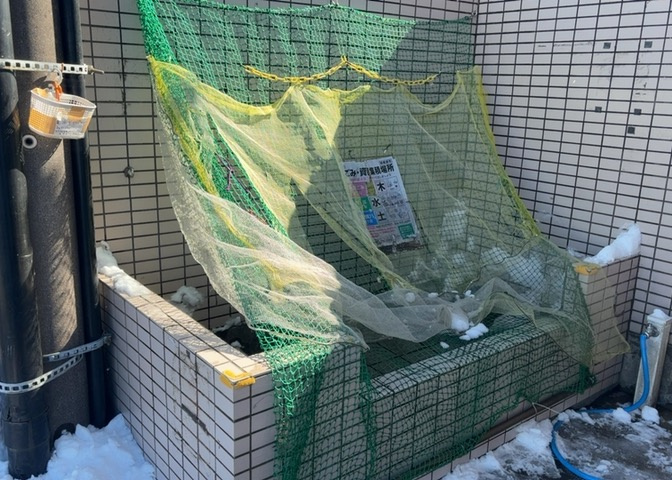 共有部分は、住民なら誰もが使える設備のこと。例えば駐車場やエレベーター、インターネット設備、セキュリティ設備などがあります。他にも、マンションの廊下・外部階段やエントランス・ゴミ置き場などがあります。