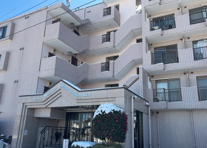 道幅が広い場所は日当たりや風通が良好です。幅が広いのですれ違いも可能ですし大きな車でも駐車可能！一方で、大型車が通ることも多くなるため交通量の増加により騒音に繋がります。また土地の値段が高くなります。