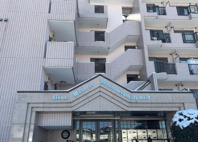 ＲＣ造、Reinforced　Concreteは直訳すると補強されたコンクリートです。主に柱や梁・床・壁が鉄筋とコンクリートで構成おり、鉄筋を組んだ型枠にコンクリートを流し込んで固めたものを指します。