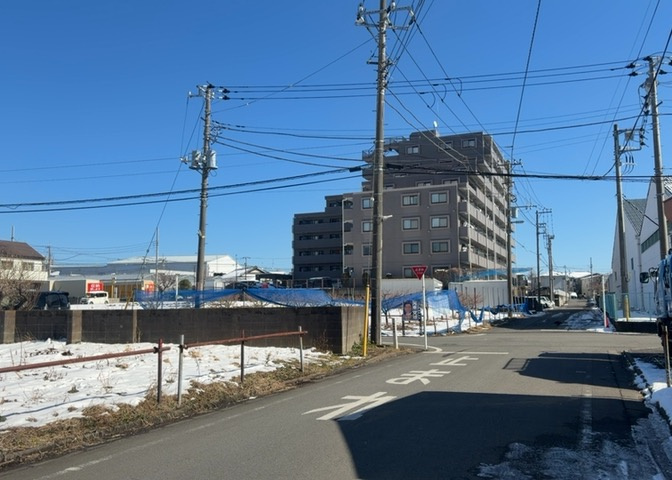 眺望を気にして物件を探す場合、前面に建物が建っていないか現地で確認しましょう！前面に建物があると景色はもちろん、日当たりや風通しにも影響が出てきます。住んだ時のことを想像しながら現地見学をしましょう。