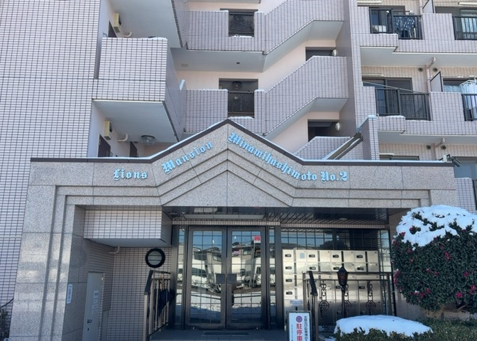 玄関は家の顔でもあり、家族以外の目にも止まる場所です。玄関は外との間を仕切る扉、靴などをしまっておく収納スペース、靴脱ぎのたたきスペース、来客とのやり取りをするドアホンなど複数のアイテムからなります。