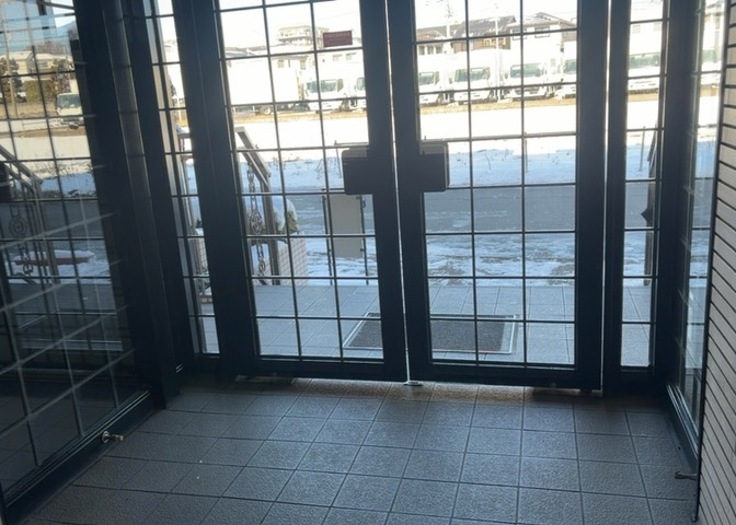 共有部分は、住民なら誰もが使える設備のこと。例えば駐車場やエレベーター、インターネット設備、セキュリティ設備などがあります。他にも、マンションの廊下・外部階段やエントランス・ゴミ置き場などがあります。