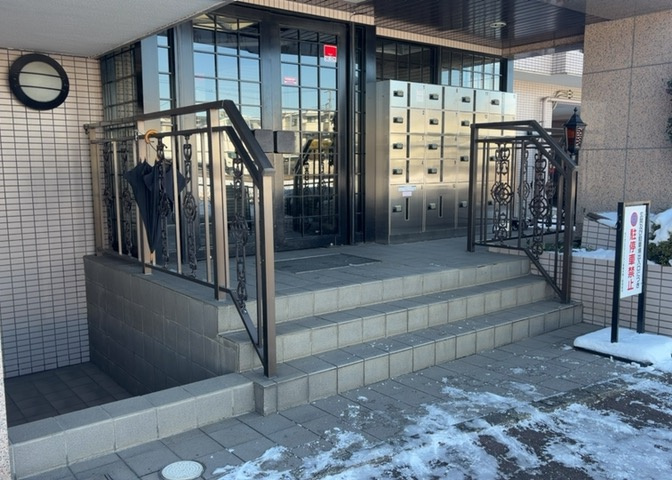 共用部分は、一棟の建物に住む区分所有者全員が共同で所有するとし、共用部分の管理、補修などは、区分所有者で形成される管理組合が行います。個人の判断で勝手に変更することはできませんので覚えておきましょう。