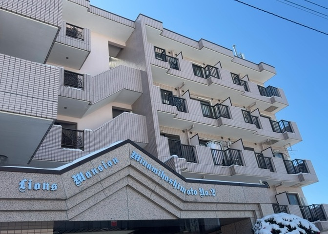 一般的なバルコニーは、奥行1.5ｍ程ですが、ワイルドバルコニーは2ｍまで広がっています。そのため洗濯物の間隔をあけ干すことができ、乾きやすいというメリットや、ガーデニングが楽しめる等の特徴があります。