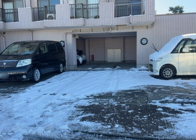 マンションの駐輪場は、事前に空きがあるか確認を取ると安心です。せっかく入居したのに駐輪スペースがない！なんてことになったら大変ですよね。そこで、内見時や購入前にはまず事前に確認しておくと良いでしょう。