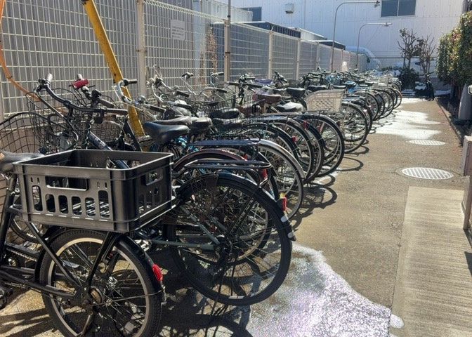 車一台あたりに必要なスペースは、標準サイズの普通自動車で横幅2m50cm、長さ5mは必要になります。ただし、乗降のことも考慮して横幅3m30cm、長さ5m50cmほどは確保できるところを選びましょう。