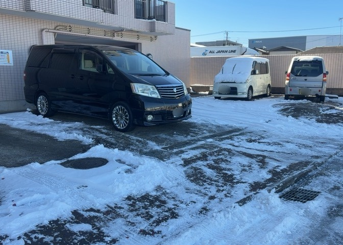 駐車場と明記されていても、最小スペースでつくられた駐車場だと大型車は駐車できなかったり、出入りしにくくなったりする可能性があります。お車のサイズと購入したい物件の駐車場のサイズを現地で確認しましょう。