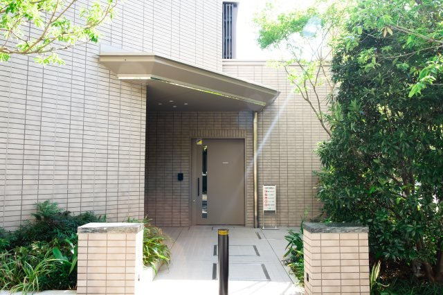 【サブエントランス】正面の扉は駐輪場の出入口です！突き当り左にサブエントランスへの扉がございます！