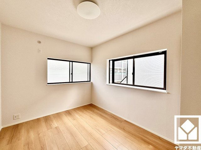 約5.4帖の2階洋室です。お子様のお部屋などにも丁度良い広さです。独立したお部屋なのでプライベートな時間をゆったり過ごせそうです。