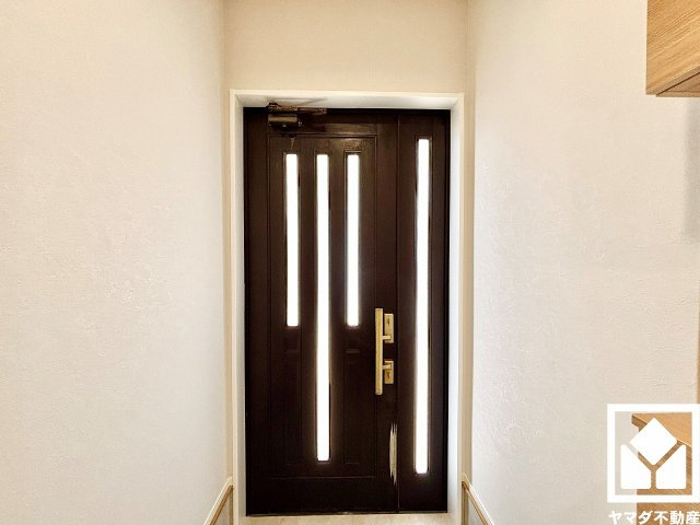 白を基調とした明るい玄関で、毎日を爽やかにスタート。清潔感あふれる空間が、訪れる人々を温かく迎えます。