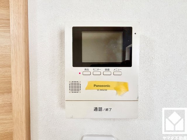 突然の来訪時にも防犯面で心強いモニター付きインターホンを設置。お留守番中のお子様も、室内からスムーズに相手の確認ができます。