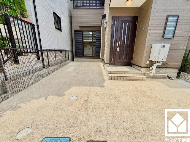 駐車スペースを1台分確保。玄関のそばで荷物の上げ下ろしができるので便利です。重い荷物や雨の日の移動もスムーズで、快適なカーライフを実現。