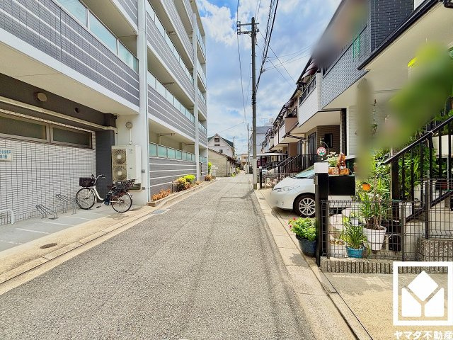JR東西線・東海道本線・福知山線「尼崎」駅まで徒歩10分、阪神本線「杭瀬」駅まで徒歩19分の立地。