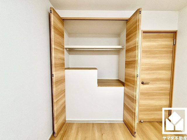 クローゼットはパイプハンガーを備えており、収納家具を増やさずに衣類を整理しやすい仕様です。