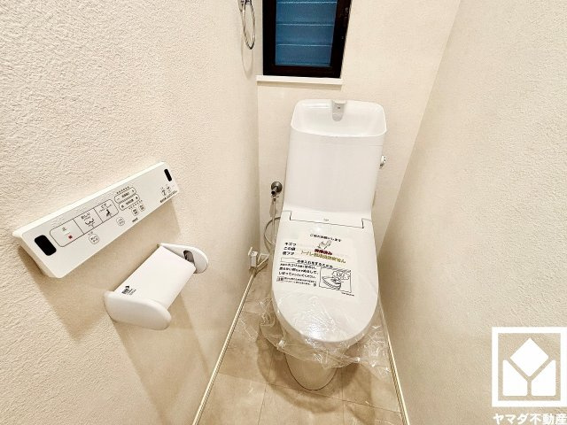 落ち着いたデザインと使いやすさを兼ね備えたトイレです。毎日使う場所だからこそ、快適性にも配慮されています。