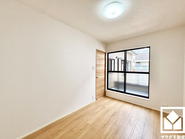 約5帖の2階洋室です。バルコニーにつながるお部屋で、通風・陽当たり良好。
