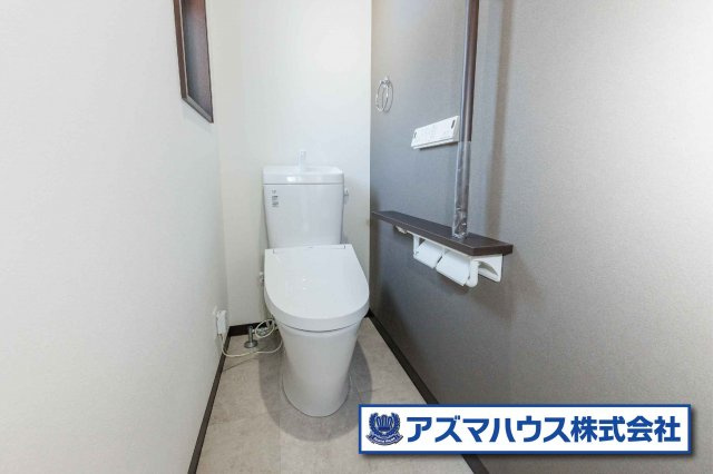 温水洗浄便座付のトイレで、冬の寒い時期でも快適！手すりを設置し、老後のことにも配慮した設計です。
