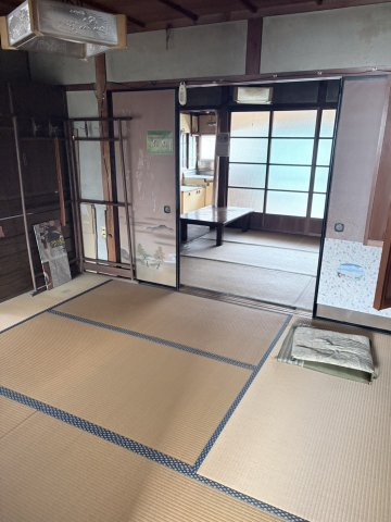 畳の上でゆっくりとくつろげる和室です