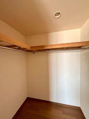 寝室に付随したウォークインクローゼット
