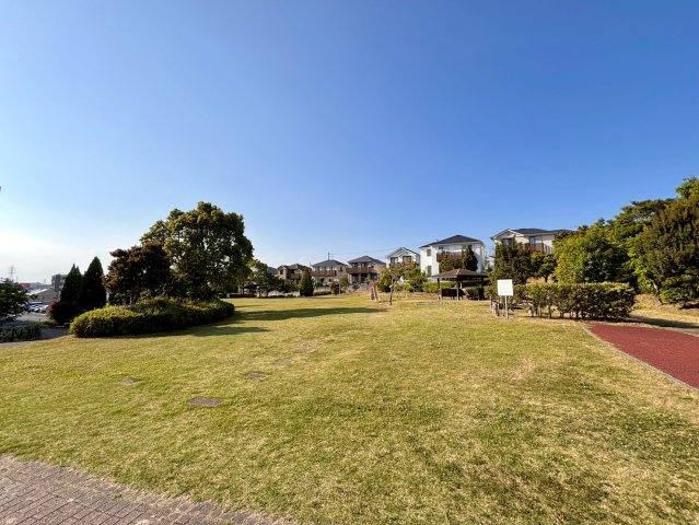 敷地内にある公園の最大のメリットは、移動の手間なく安全に遊べる点です。家事の合間でも気軽にリフレッシュでき、車通りの心配もありません。親子の交流や住民同士のコミュニティ形成にも役立ちます。