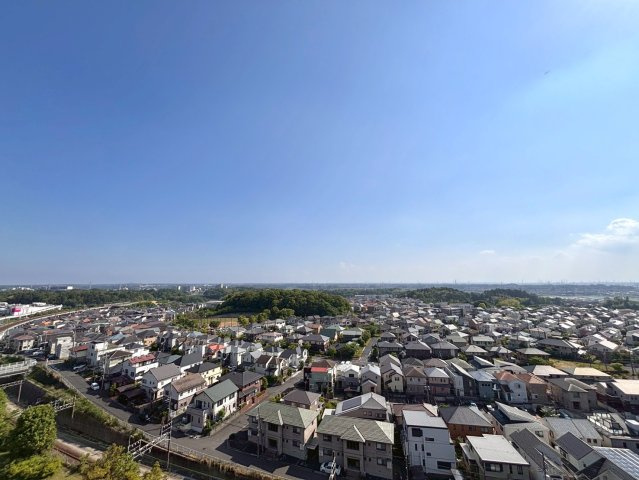 15階建ての13階という高層階のため、目の前を遮る建物がなく、おゆみ野の街並みや緑豊かな景観を一望できます。日当たり・通風ともに極めて良好です。