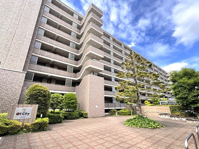 建物北側駅側からの外観　