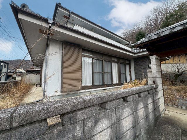 ■外観｜シャッター雨戸は雨や砂ぼこりから窓を守り、防犯面でも安心です！
