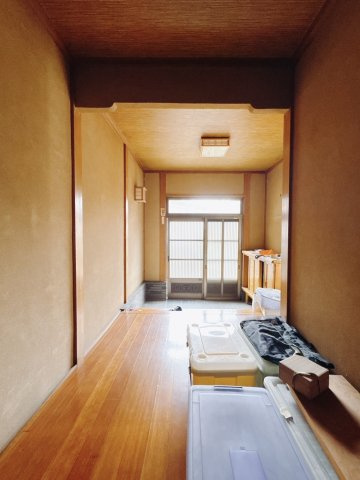 ■玄関｜毎日の「いってらっしゃい」や「お帰りなさい」を大切なご家族と過ごす玄関は〈使いやすさ〉を追求しております。玄関横の物入は急な来客時でもさっとお片付けできるスペースを確保しています。