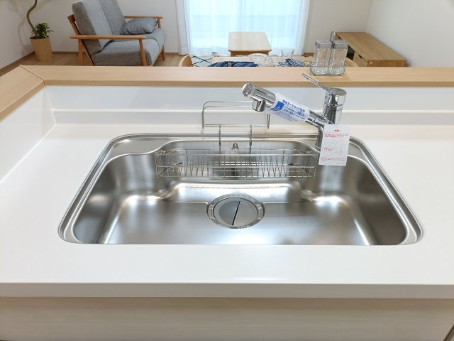 【シンク】　食器洗いもはかどる広々としたシンク。クリアな水が毎日使え、見た目にもスマートな浄水器一体型。お米を炊いたりする際には浄水機能をつかうこともできて、人気の商品です。