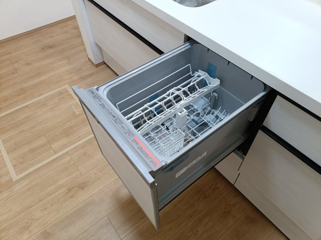 【食洗器】　手肌に優しく、家事の時短にもなる食洗機を完備。