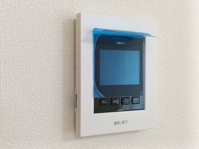 【TVモニター付きインターフォン】　誰が来てもわかる様にモニター付きインターホンを設置。家事導線を考慮した個所に設置し、防犯性と利便性に優れ快適と安らぎを合わせた優しい設計。