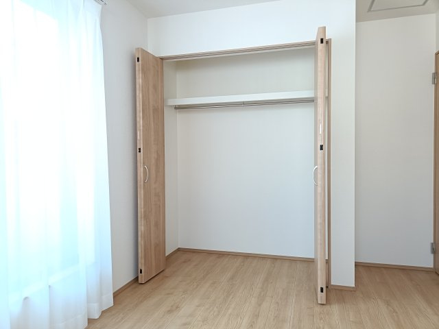 【洋室約6.75帖　収納】　ワイドなクローゼットを備え、衣類などをたっぷり収納可能。