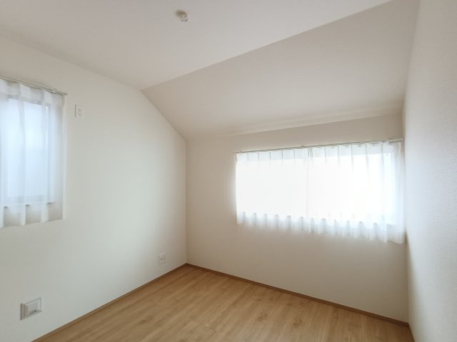 【洋室約4.5帖】　お部屋の形が整っているので、難しく考えずに家具の配置が可能です。