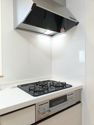 【3口コンロ】　3口コンロ、グリル付きでお料理のレパートリーも増えそうです。