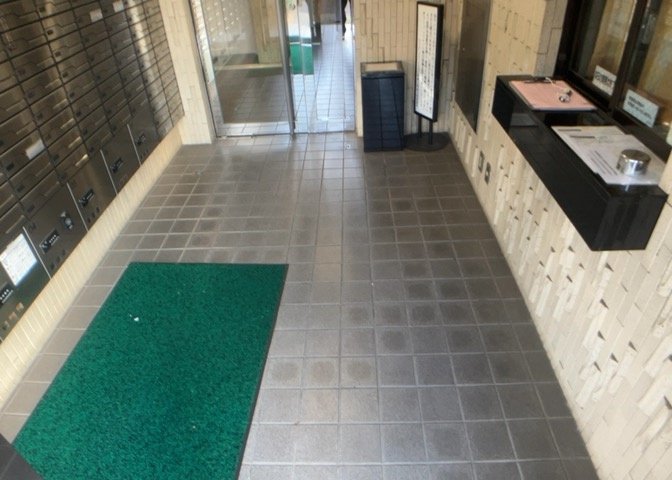 マンションのエントランスには、もともと風よけや防犯の役割がありますが、マンションによって宅配ボックスなどの設備が備わっている所もあります。日々の生活をイメージしながら生活しやすさをチェックしましょう。