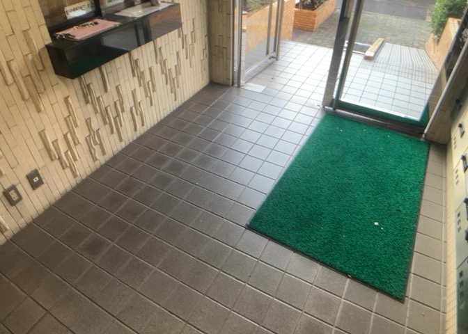 共用部分は、一棟の建物に住む区分所有者全員が共同で所有するとし、共用部分の管理、補修などは、区分所有者で形成される管理組合が行います。個人の判断で勝手に変更することはできませんので覚えておきましょう。