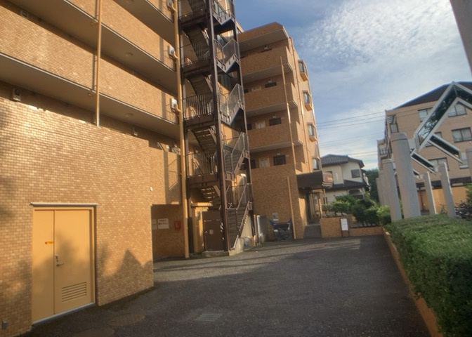 景色重視でお家選ぶをするとスーパーが遠い！学校が遠い！など生活をするうえで利便性で困ることもあります。まず一度現地を見学する際に、周辺の施設などがあるかを確認し、暮らし始めた後のことを想像しましょう。