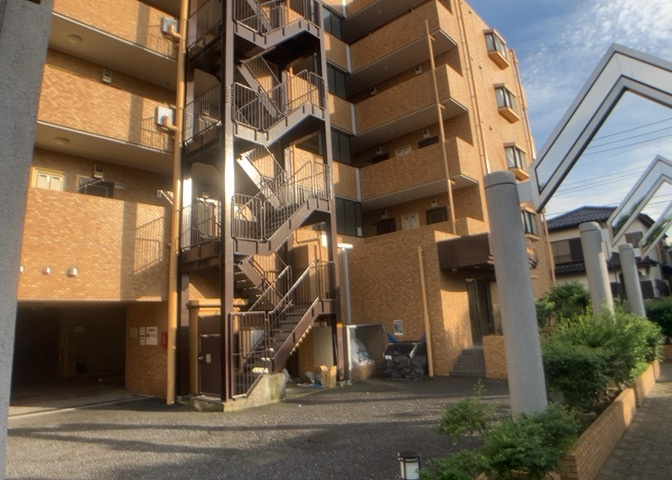 道幅が広い場所は日当たりや風通が良好です。幅が広いのですれ違いも可能ですし大きな車でも駐車可能！一方で、大型車が通ることも多くなるため交通量の増加により騒音に繋がります。また土地の値段が高くなります。